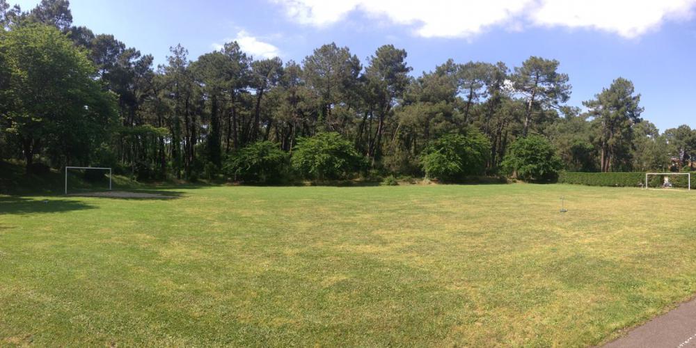 Terrain de football anglet dans la foret